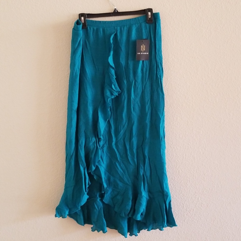 Women's medium hi-low skirt